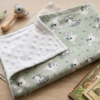 Couverture bébé et enfant réversible en coton vert sauge motif koala et tissu minky blanc à pois.