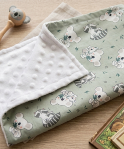 Couverture bébé et enfant réversible en coton vert sauge motif koala et tissu minky blanc à pois.