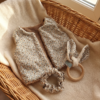 Coffret naissance 3 pièces taille 6 mois avec gilet réversible fleuri marron, hochet d'éveil en bois oreilles de lapin et chouchou assorti.