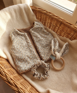 Coffret naissance 3 pièces taille 6 mois avec gilet réversible fleuri marron, hochet d'éveil en bois oreilles de lapin et chouchou assorti.