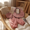 Coffret bébé 6 mois style marin avec short bouffant rouge et deux bavoirs assortis