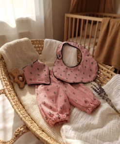 Coffret bébé 6 mois style marin avec short bouffant rouge et deux bavoirs assortis